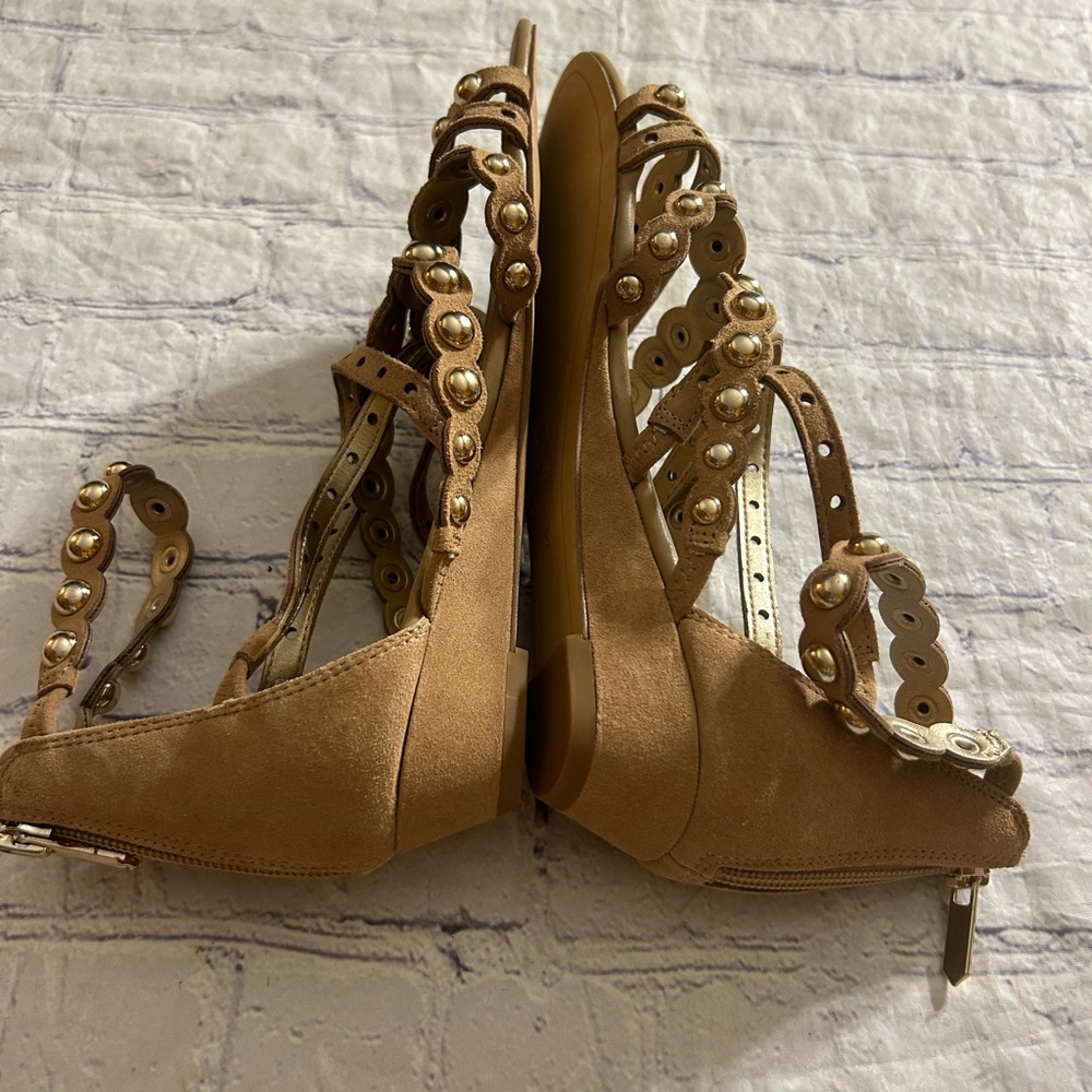 SAM EDELMAN TAN FAUX SUEDE WITH GOLD TONE STUDS ZIP BACK SANDALS SIZE 8 - Picture 3 of 8